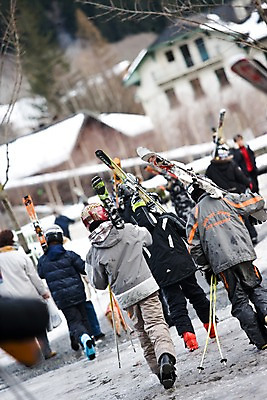 포토 JPG 주간 전신 해외풍경 해외 건축물 남자 유럽 스키 들기 사람 풍경 여러명 야외 뒷모습 설원 프랑스 헬멧 스키장비 샤모니 남자만 국내포토 자연요소 건축 나라 스포츠용품 뷰포인트 다수 모션 겨울스포츠 눈_날씨 보호장비 파일형식