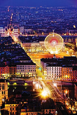 포토 JPG 해외풍경 해외 건축물 유럽 도로 야경 조명 거리 빌딩 사람없음 야외 빛 프랑스 도시 리옹 국내포토 건축 나라 길 교통시설 풍경 건물 야간 파일형식 풍경_경치