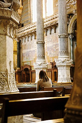 포토 JPG 주간 건축물 여자 유럽 백그라운드 의자 실내 한명 사람 상반신 뒷모습 아웃포커스 교회 프랑스 기도 기둥 리옹 여자만 여자한명만 국내포토 자연요소 1 건축 나라 뷰포인트 가구 종교건축 촬영기법 내부 건물 파일형식