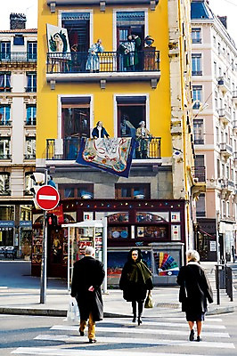 포토 JPG 주간 전신 서양인 외국인 해외풍경 해외 건축물 여자 남자 유럽 거리 서기 사람 풍경 여러명 야외 프랑스 표지판 횡단보도 신호등 공중전화 리옹 국내포토 자연요소 건축 나라 다수 모션 알림판 인종 보행로 전화기 파일형식