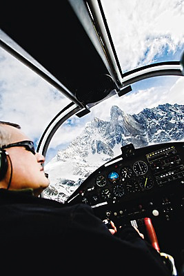 포토 JPG 주간 서양인 외국인 해외풍경 해외 남자 유럽 산 비행기 한명 사람 앉기 풍경 상반신 야외 운전 프랑스 비행 경비행기 운전석 므제브 남자만 남자한명만 국내포토 자연요소 1 나라 항공교통 모션 대중교통 인종 파일형식