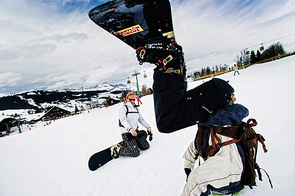 포토 JPG 주간 전신 서양인 외국인 나무 식물 해외풍경 해외 계절 유럽 스포츠 겨울 자연 레저 산 사람 앉기 풍경 야외 두명 설원 프랑스 눈 스노우보드 보드 므제브 국내포토 자연요소 나라 모션 날씨 눈_날씨 인종 보드_스포츠 생태계 파일형식