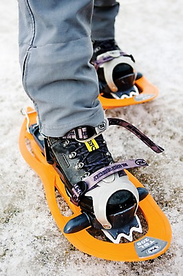 포토 JPG 주간 해외풍경 해외 유럽 백그라운드 신발 발 한명 야외 신체부위 머리카락 장비 하반신 프랑스 스노우보드 보드 므제브 국내포토 자연요소 1 나라 스포츠 사람 풍경 머리 보드_스포츠 파일형식