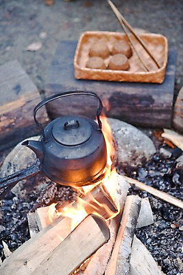 포토 JPG 주간 해외풍경 해외 유럽 음식 빵 주전자 집게 핀란드 풍경 근접촬영 사람없음 야외 아웃포커스 바구니 장작 모닥불 나무토막 국내포토 자연요소 나라 뷰포인트 주방용품 불 촬영기법 북유럽 파일형식