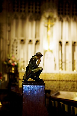 포토 JPG 주간 해외풍경 해외 건축물 남자 조각 백그라운드 한명 사람 근접촬영 야외 옆모습 아웃포커스 조각상 미국 피규어 기도 손모으기 필라델피아 조각_조소 남자만 남자한명만 국내포토 자연요소 1 건축 뷰포인트 북아메리카 촬영기법 풍경 손짓 조형물 미니어처 조소 파일형식