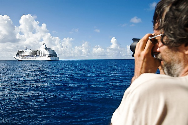 포토 JPG 주간 서양인 외국인 구름 해외풍경 해외 남자 바다 아프리카 하늘 한명 들기 사람 풍경 상반신 야외 망원경 유람선 세이셸 선박 남자만 남자한명만 국내포토 자연요소 1 나라 수상교통 모션 인종 배 파일형식