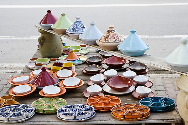 포토 JPG 주간 해외풍경 해외 그릇 아프리카 거리 풍경 사람없음 야외 상점 전시 도자기 상품 노점상 튀니지 국내포토 자연요소 식기 나라 파일형식