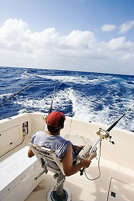 포토 JPG 주간 전신 구름 해외풍경 해외 남자 바다 하늘 낚시 한명 들기 사람 앉기 풍경 야외 뒷모습 보트 낚싯대 괌 선박 남자만 남자한명만 국내포토 자연요소 1 뷰포인트 수상교통 배_교통 모션 레저 낚시용품 오세아니아 파일형식