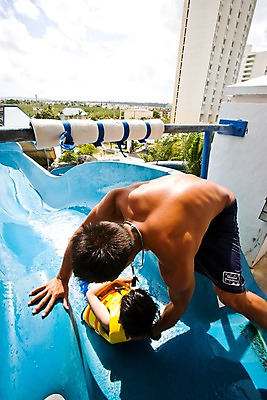 포토 JPG 주간 서양인 외국인 해외풍경 해외 남자 수영복 어린이 수영장 사람 풍경 야외 두명 물 미끄럼틀 놀이기구 괌 남자만 어린이만 소년만 국내포토 자연요소 옷 인종 오세아니아 파일형식