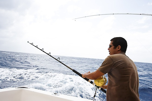 포토 JPG 주간 서양인 외국인 해외풍경 해외 남자 파도 바다 낚시 한명 사람 풍경 상반신 야외 보트 낚싯대 괌 선박 남자만 남자한명만 국내포토 자연요소 1 수상교통 배_교통 레저 인종 낚시용품 오세아니아 파일형식