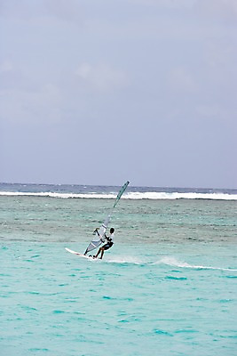 포토 JPG 주간 전신 해외풍경 해외 남자 파도 바다 한명 사람 풍경 해변 야외 윈드서핑 서핑보드 괌 남자만 남자한명만 국내포토 자연요소 1 수상스포츠 보드_스포츠 오세아니아 파일형식
