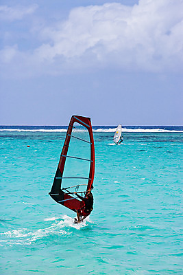 포토 JPG 주간 전신 외국인 구름 해외풍경 해외 남자 파도 바다 하늘 레저 사람 풍경 야외 두명 윈드서핑 서핑보드 괌 남자만 국내포토 자연요소 인종 수상스포츠 보드_스포츠 오세아니아 파일형식