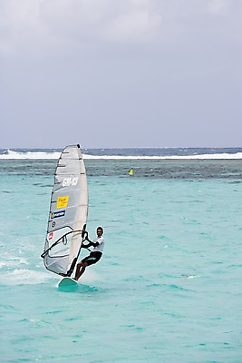 포토 JPG 주간 전신 외국인 해외풍경 해외 남자 파도 바다 레저 한명 사람 풍경 야외 윈드서핑 서핑보드 괌 남자만 남자한명만 국내포토 자연요소 1 인종 수상스포츠 보드_스포츠 오세아니아 파일형식