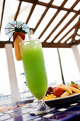 포토 JPG 주간 해외풍경 해외 접시 음료 음식 과일 탁자 빨대 풍경 근접촬영 사람없음 야외 아웃포커스 컵 주스 기둥 괌 국내포토 자연요소 식기 건축 뷰포인트 가구 촬영기법 오세아니아 파일형식