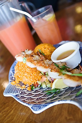 포토 JPG 그릇 식기 음료 음식 탁자 새우 실내 빨대 근접촬영 사람없음 아웃포커스 컵 식사 주스 꼬치 볶음밥 괌 국내포토 뷰포인트 가구 촬영기법 갑각류 내부 오세아니아 파일형식