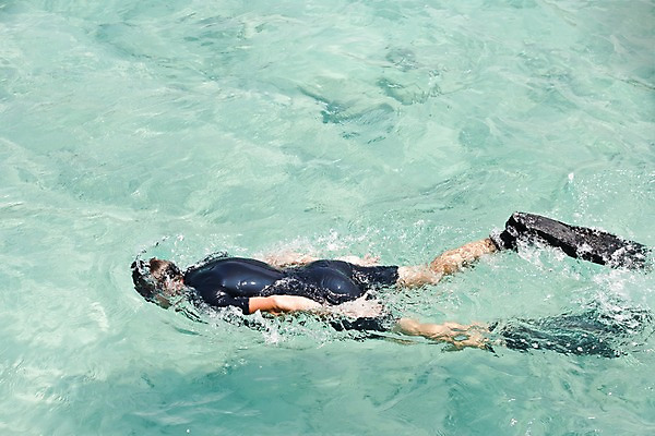 포토 JPG 주간 전신 해외풍경 해외 바다 한명 사람 풍경 야외 물 수영 오리발 잠수 괌 국내포토 자연요소 1 수상스포츠 오세아니아 파일형식