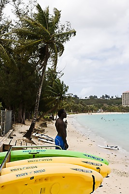 포토 JPG 주간 외국인 나무 식물 해외풍경 해외 남자 수영복 바다 흑인 자연 사람 풍경 여러명 해변 야외 건물 모래사장 야자수 카누 괌 선박 남자만 국내포토 자연요소 서양인 건축물 옷 다수 수상교통 인종 수상스포츠 오세아니아 생태계 파일형식