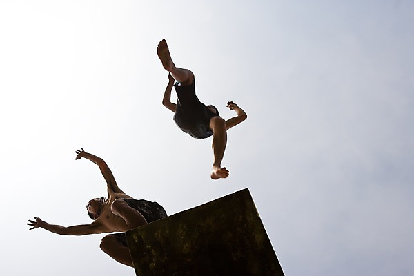 포토 JPG 주간 서양인 외국인 해외풍경 해외 남자 로우앵글 하늘 사람 풍경 야외 두명 달리기 점프 괌 남자만 국내포토 자연요소 뷰포인트 모션 인종 오세아니아 파일형식