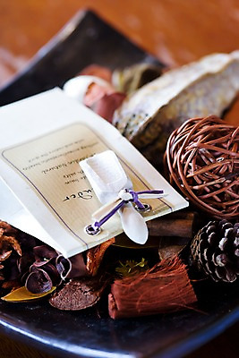 포토 JPG 식물 그릇 백그라운드 실내 근접촬영 사람없음 아웃포커스 상품 오브젝트 스파용품 솔방울 괌 국내포토 식기 뷰포인트 촬영기법 내부 스파 오세아니아 파일형식