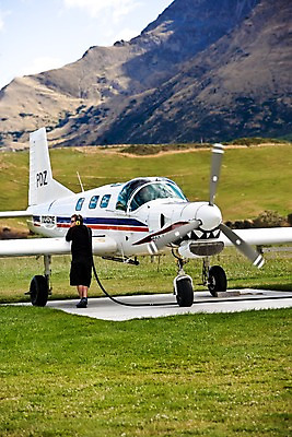 포토 JPG 주간 서양인 외국인 식물 해외풍경 해외 남자 자연 산 비행기 한명 사람 풍경 초원 야외 풀 오세아니아 경비행기 뉴질랜드 남자만 남자한명만 국내포토 자연요소 1 나라 항공교통 대중교통 인종 생태계 파일형식