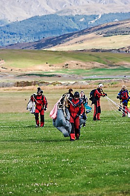 포토 JPG 주간 서양인 외국인 식물 해외풍경 해외 자연 산 사람 풍경 초원 여러명 야외 장비 풀 오세아니아 뉴질랜드 패러글라이딩 국내포토 자연요소 나라 스포츠 다수 인종 생태계 파일형식