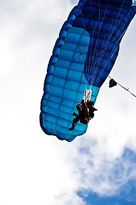 포토 JPG 주간 외국인 구름 해외풍경 해외 로우앵글 자연 하늘 한명 사람 풍경 야외 장비 오세아니아 떨어짐 뉴질랜드 낙하산 패러글라이딩 국내포토 자연요소 1 나라 스포츠 뷰포인트 컨셉 인종 생태계 파일형식