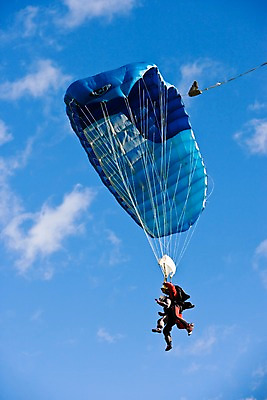포토 JPG 주간 외국인 구름 해외풍경 해외 로우앵글 자연 하늘 사람 풍경 야외 두명 장비 오세아니아 떨어짐 뉴질랜드 낙하산 패러글라이딩 국내포토 자연요소 나라 스포츠 뷰포인트 컨셉 인종 생태계 파일형식