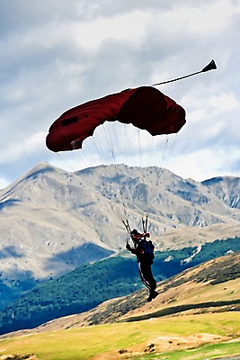 포토 JPG 주간 외국인 나무 식물 해외풍경 해외 자연 산 한명 사람 풍경 초원 야외 장비 오세아니아 떨어짐 뉴질랜드 낙하산 패러글라이딩 국내포토 자연요소 1 나라 스포츠 컨셉 인종 생태계 파일형식