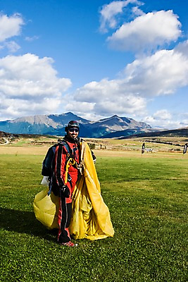 포토 JPG 주간 서양인 외국인 식물 구름 해외풍경 해외 남자 자연 하늘 산 한명 들기 사람 풍경 초원 야외 장비 풀 오세아니아 잠수부 뉴질랜드 패러글라이딩 남자만 남자한명만 국내포토 자연요소 1 나라 스포츠 모션 인종 전문직 생태계 파일형식