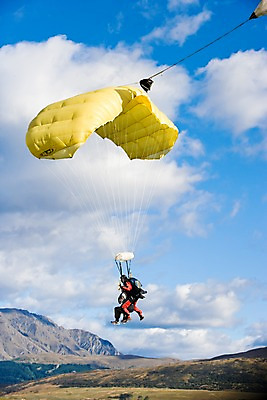 포토 JPG 주간 외국인 구름 해외풍경 해외 자연 하늘 산 사람 풍경 야외 오세아니아 떨어짐 뉴질랜드 패러글라이딩 국내포토 자연요소 나라 스포츠 컨셉 인종 생태계 파일형식