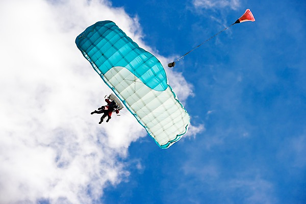 포토 JPG 주간 구름 해외풍경 해외 자연 하늘 한명 사람 풍경 야외 오세아니아 잠수부 떨어짐 뉴질랜드 낙하산 패러글라이딩 국내포토 자연요소 1 나라 스포츠 컨셉 전문직 생태계 파일형식