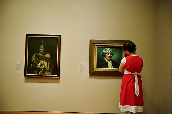 포토 JPG 외국인 여자 액자 실내 미술 한명 서기 사람 뒷모습 감상 오세아니아 미술관 그림 작품 뉴질랜드 여자만 여자한명만 국내포토 1 나라 뷰포인트 모션 문화예술 인종 내부 파일형식