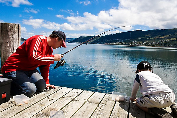 포토 JPG 주간 서양인 외국인 나무 식물 구름 해외풍경 해외 남자 호수 어린이 하늘 낚시 산 사람 풍경 야외 두명 물 오세아니아 낚싯대 뉴질랜드 낚시터 남자만 어린이만 소년만 국내포토 자연요소 나라 레저 인종 낚시용품 파일형식