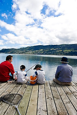 포토 JPG 주간 서양인 외국인 나무 식물 구름 해외풍경 해외 남자 호수 어린이 하늘 낚시 산 사람 앉기 풍경 여러명 야외 뒷모습 물 그물 오세아니아 낚싯대 양동이 뉴질랜드 낚시터 남자만 어린이만 소년만 국내포토 자연요소 나라 뷰포인트 다수 모션 레저 인종 낚시용품 파일형식