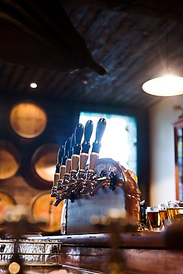 포토 JPG 창문 조명 잔 맥주 주류 생맥주 실내 풍경 근접촬영 사람없음 아웃포커스 컵 기계 술집 오세아니아 뉴질랜드 국내포토 식기 나라 음료 뷰포인트 촬영기법 내부 파일형식