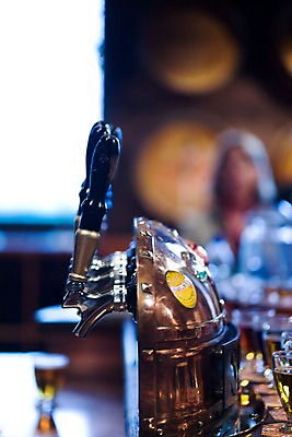 포토 JPG 음료 잔 맥주 주류 생맥주 실내 풍경 근접촬영 아웃포커스 컵 기계 술집 오세아니아 뉴질랜드 국내포토 식기 나라 뷰포인트 촬영기법 내부 파일형식