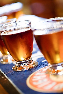 포토 JPG 음료 술잔 탁자 잔 맥주 주류 실내 풍경 근접촬영 사람없음 아웃포커스 컵 오세아니아 뉴질랜드 국내포토 식기 나라 뷰포인트 가구 촬영기법 내부 파일형식