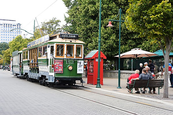 포토 JPG 주간 서양인 외국인 나무 식물 해외풍경 해외 가로등 벤치 거리 사람 풍경 여러명 야외 건물 도시 파라솔 오세아니아 뉴질랜드 전차 국내포토 자연요소 건축물 공공시설 나라 육상교통 다수 의자 대중교통 인종 파일형식