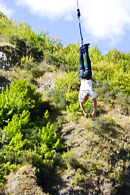 포토 JPG 주간 서양인 외국인 나무 식물 해외풍경 해외 남자 줄 한명 사람 풍경 야외 점프 돌_바위 바위 오세아니아 번지점프 뉴질랜드 국내포토 자연요소 1 나라 모션 인종 익스트림스포츠 파일형식