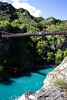 포토 JPG 주간 나무 식물 해외풍경 해외 시설물 줄 자연 산 풍경 사람없음 야외 물 계곡 돌_바위 바위 오세아니아 번지점프 뉴질랜드 가교 국내포토 자연요소 건축물 나라 익스트림스포츠 생태계 파일형식