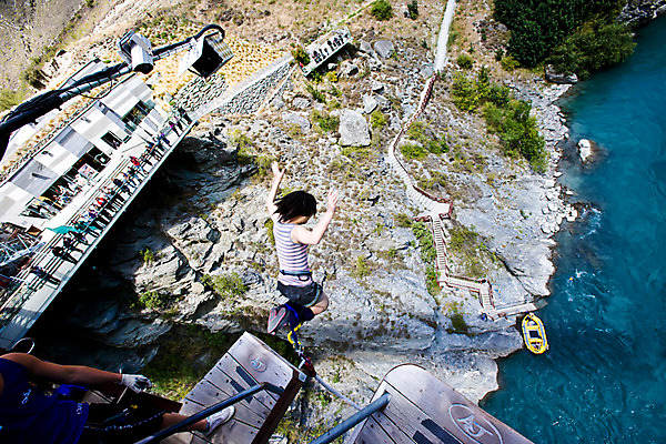 포토 JPG 주간 외국인 나무 식물 해외풍경 해외 건축물 여자 바다 사람 풍경 여러명 야외 점프 돌_바위 바위 오세아니아 번지점프 뉴질랜드 여자만 국내포토 자연요소 건축 나라 다수 모션 인종 익스트림스포츠 파일형식