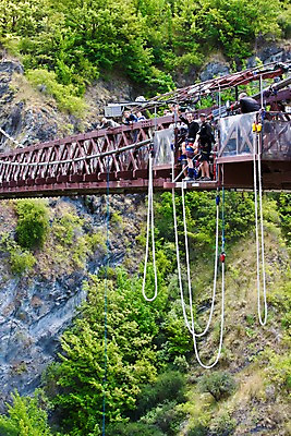 포토 JPG 주간 서양인 외국인 나무 식물 해외풍경 해외 시설물 남자 줄 산 사람 풍경 여러명 야외 돌_바위 바위 오세아니아 번지점프 뉴질랜드 가교 남자만 국내포토 자연요소 건축물 나라 다수 인종 익스트림스포츠 파일형식