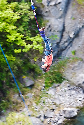 포토 JPG 주간 서양인 외국인 나무 식물 해외풍경 해외 남자 줄 한명 사람 풍경 야외 아웃포커스 점프 돌_바위 바위 오세아니아 번지점프 뉴질랜드 남자만 남자한명만 국내포토 자연요소 1 나라 모션 촬영기법 인종 익스트림스포츠 파일형식