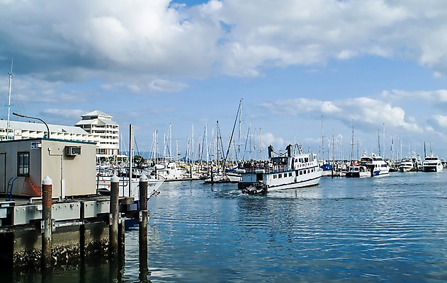 포토 JPG 주간 구름 해외풍경 해외 교통수단 수상교통 하늘 사람 풍경 여러명 성인 야외 강 항구 맑음 오세아니아 호주 승차 유람선 정박 구경 관람 브리즈번 선박 성인만 국내포토 자연요소 나라 다수 교통 배_교통 교통시설 모션 날씨 파일형식
