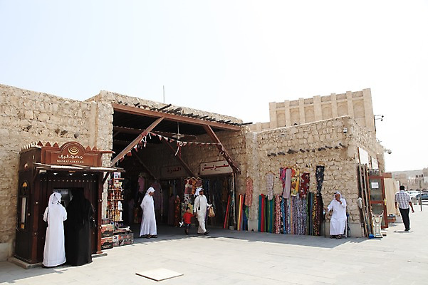 포토 JPG 주간 해외풍경 중동 사람 여러명 성인 야외 시장 카타르 성인만 국내포토 자연요소 해외 나라 다수 풍경 파일형식