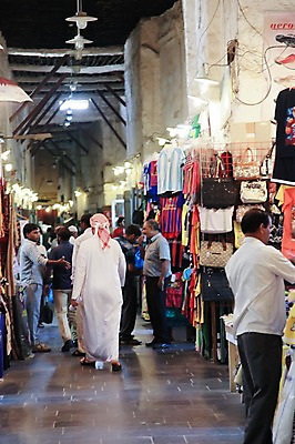 포토 JPG 해외풍경 여자 남자 가방 중동 전등 실내 사람 여러명 성인 시장 카타르 성인만 국내포토 해외 잡화 나라 다수 조명 풍경 내부 파일형식