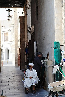 포토 JPG 주간 해외풍경 남자 중동 사람 성인 야외 두명 시장 카타르 성인만 국내포토 자연요소 해외 나라 풍경 파일형식