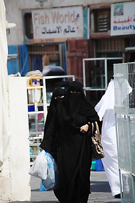 포토 JPG 주간 해외풍경 중동 한명 사람 성인 야외 시장 카타르 성인만 국내포토 자연요소 1 해외 나라 풍경 파일형식