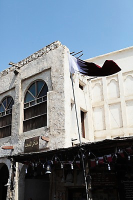 포토 JPG 주간 해외풍경 중동 창문 전등 사람없음 야외 건물 깃발 카타르 국내포토 자연요소 해외 건축물 나라 조명 풍경 파일형식