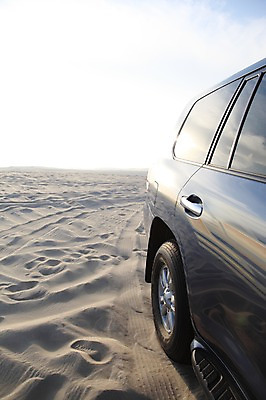 포토 JPG 주간 해외풍경 모래 중동 자동차 하늘 사람없음 야외 카타르 국내포토 자연요소 해외 나라 육상교통 풍경 파일형식